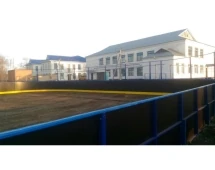 Хоккейная коробка из фанеры с высокими сетчатыми бортами, ограждение за воротами, размер 56x26 м Хоккейная коробка из фанеры с высокими сетчатыми бортами, ограждение за воротами, размер 56x26 м