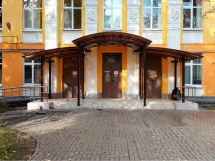 Арочный навес над входом с поликарбонатом Арочный навес над входом с поликарбонатом