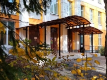 Арочный навес над входом с поликарбонатом Арочный навес над входом с поликарбонатом