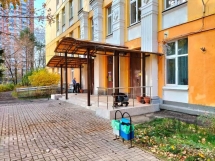 Арочный навес над входом с поликарбонатом Арочный навес над входом с поликарбонатом