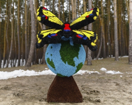 Топиари композиция бабочка Луиза на земном шаре - газон Eco, фото 4