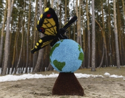 Топиари композиция бабочка Луиза на земном шаре - газон Eco, фото 2