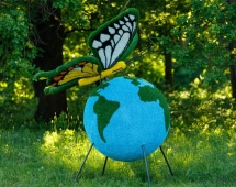 Топиари композиция бабочка Махаон на земном шаре - газон Eco