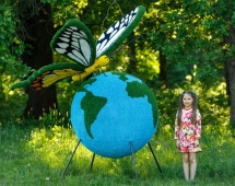 Топиари композиция бабочка Махаон на земном шаре - газон Eco