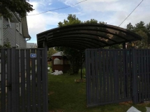 Арочный балочный навес во дворе Арочный балочный навес во дворе