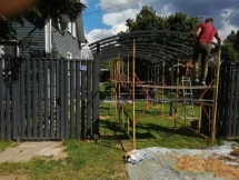 Арочный балочный навес во дворе Арочный балочный навес во дворе