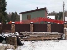 Двускатный навес с сотовым поликарбонатом Двускатный навес с сотовым поликарбонатом