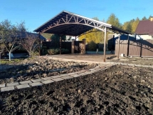 Двускатный навес для авто с металлочерепицей Двускатный навес для авто с металлочерепицей