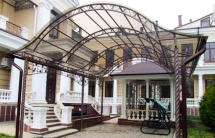 Арочный навес из металлического профиля и поликарбоната Арочный навес из металлического профиля и поликарбоната